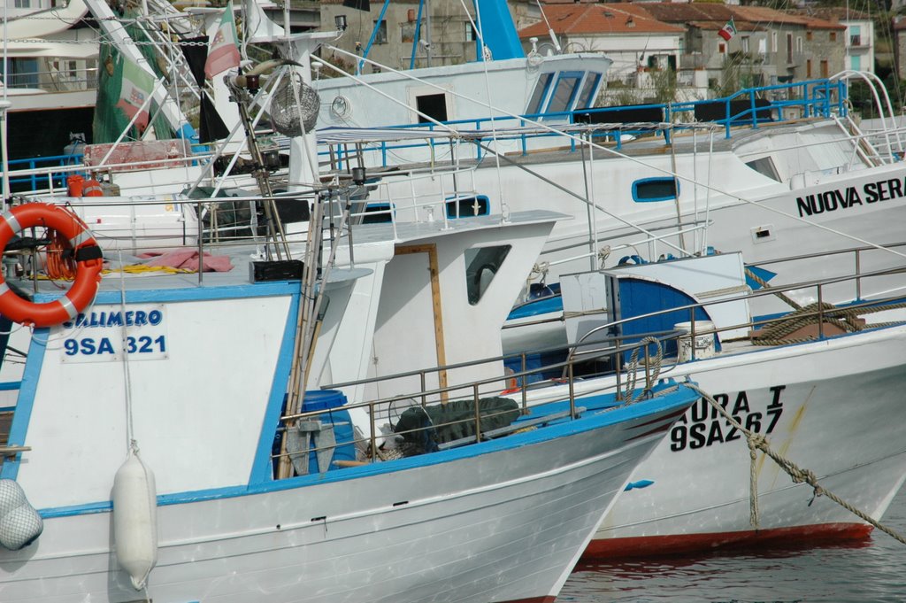 Vissersbootjes in Acciaroli by Ben de Graaf Bierbra…