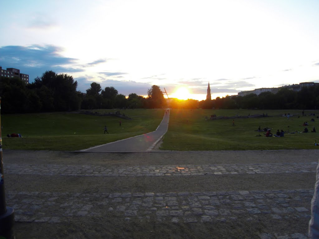 Görlitzer Park, Berlin The Sun setting - 2009 by Corbett Santana Vide…