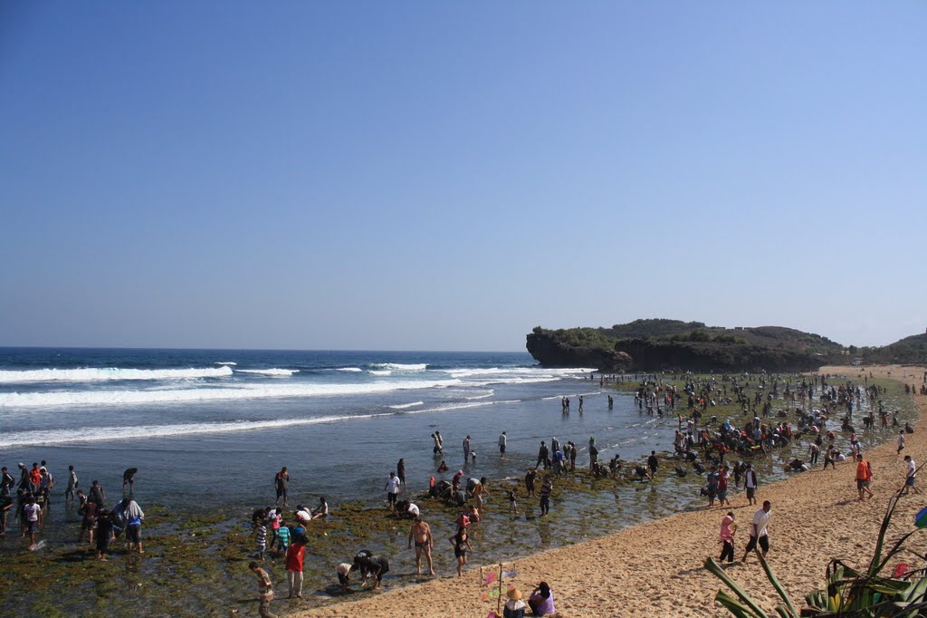 Krakal Beach - Wherysusanto by Wignyo Hery Susanto