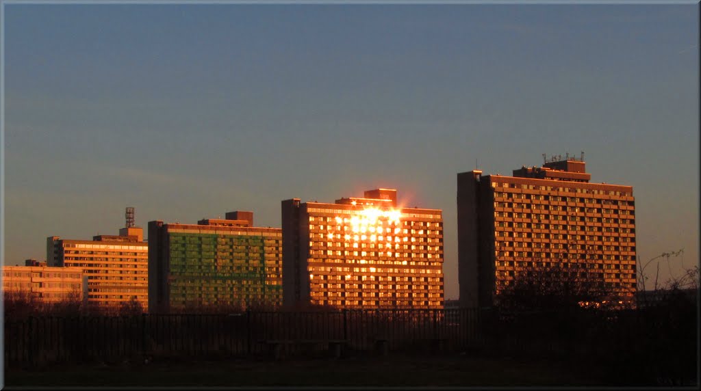 Hochhausscheiben am Abend by Ballgott