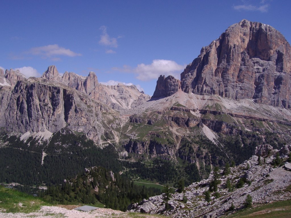 Gruppo di Fanes sulla sinistra, Passo Travenanzes e poi Tofana di Rozes _(by Andrea)_ -Panorama dal Rifugio Nuvolau (BL) by Ilda Casati