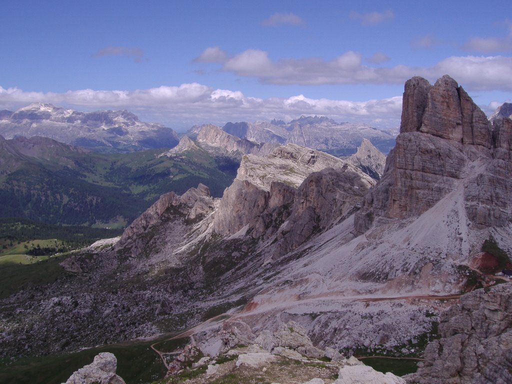 Panorama dal Rifugio Nuvolau - A destra il Rifugio Averau (BL) by Ilda Casati