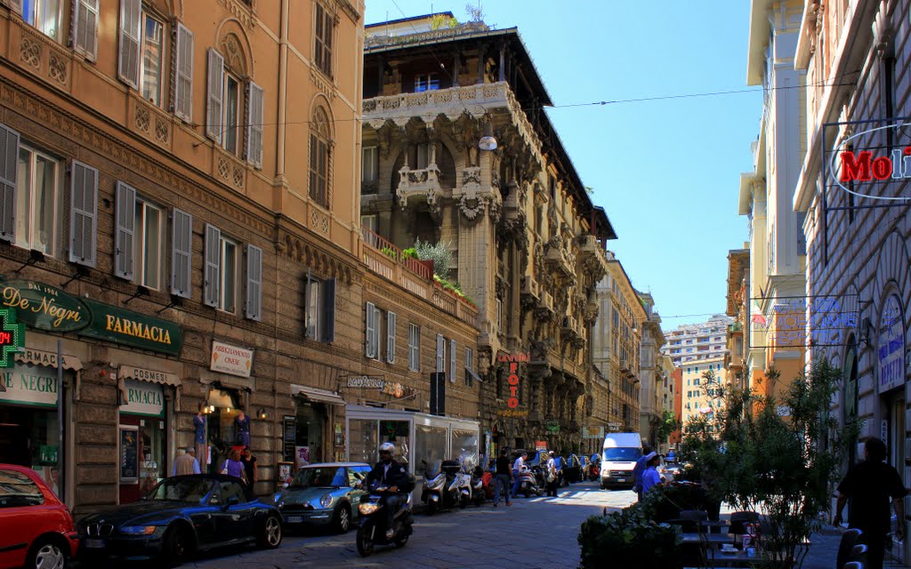 Genua, Via XX Settembre. by Zbigniew Cieśla