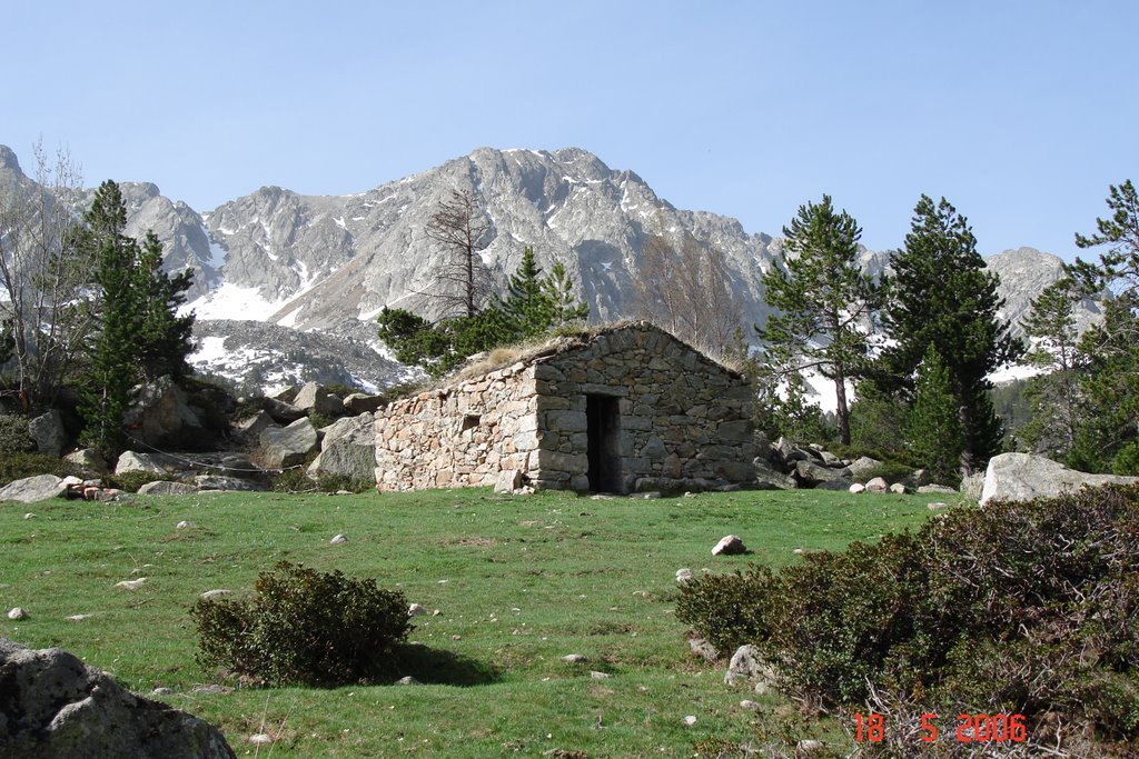 Cabana del Serrat de la barracota by Gerard MUSSOT