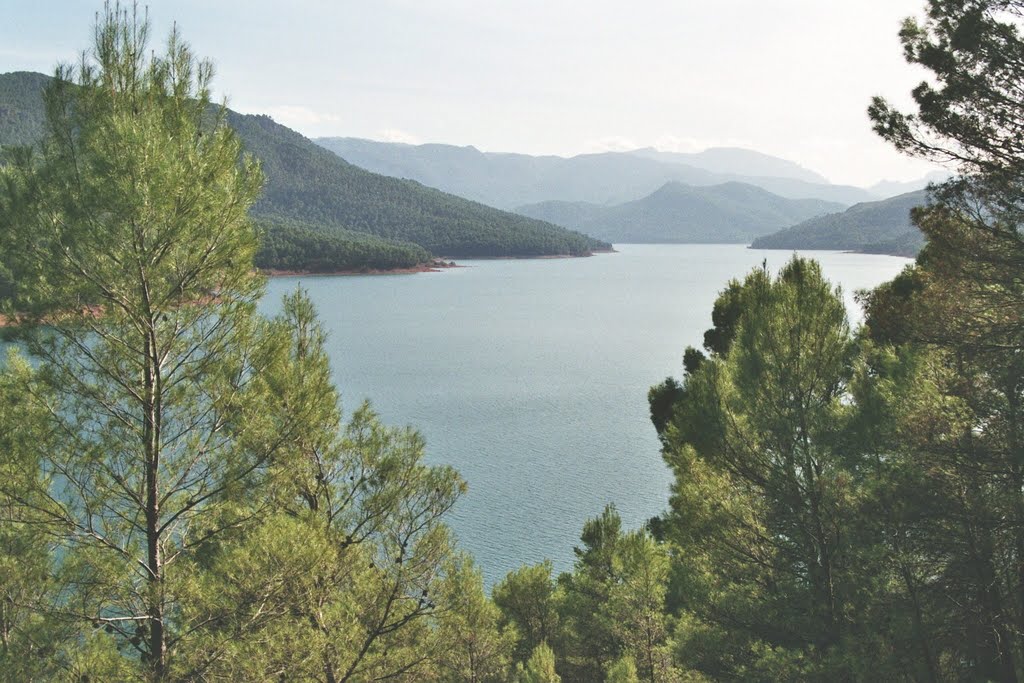 Langs het Embalse de Tranco ca 2,1 km Noord Oost van Tranco by Helbert Vogelzang