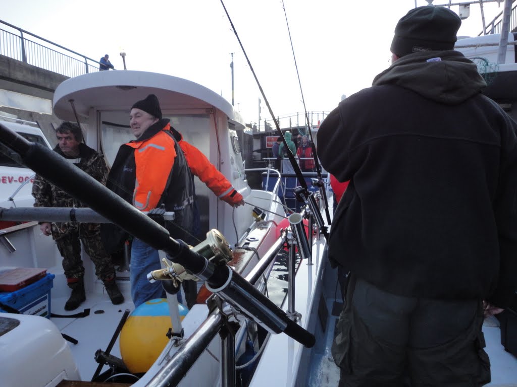 Anticipation, 8 boats Waiting in the lock. by ronvalley