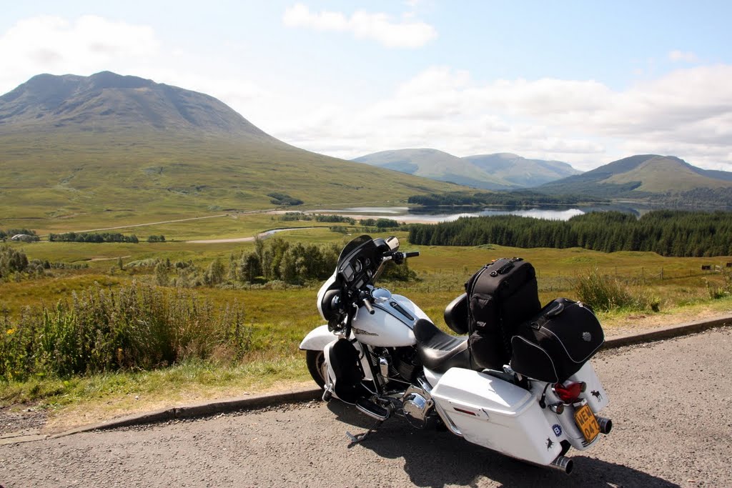 Een mooie stopplaats met op de achtergrond de Tulla River en het Tulla Loch nog steeds op de A82 richting Glencoe. by Roger Van Hertum