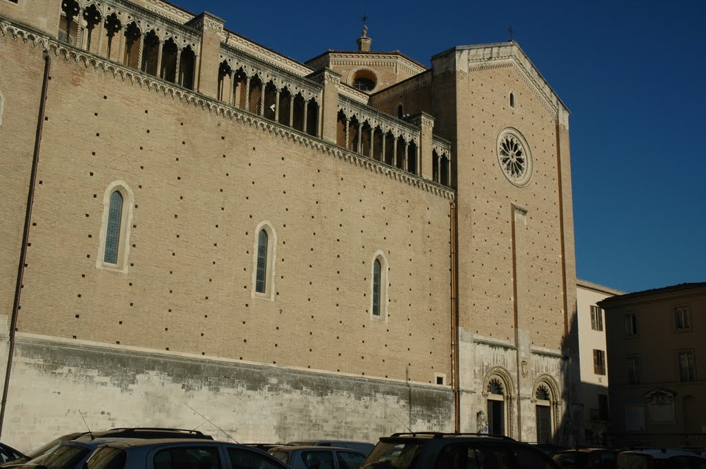 Basilica e ingresso inferiore alla cripta by Salvatore Italia