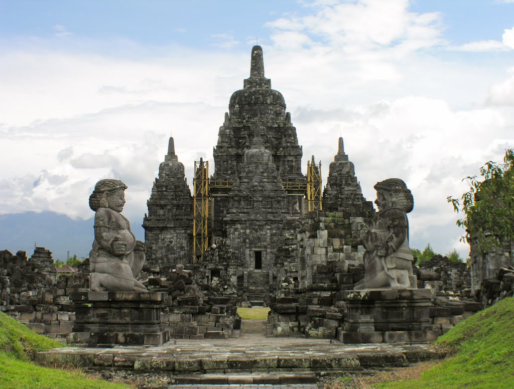 Entrance to Buddhist temple Sewu by IPAAT