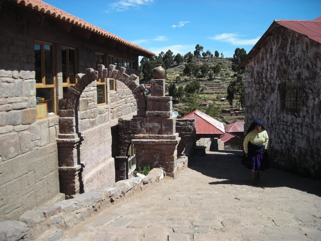 Calle en la Isla de Taquile, Lago Titicaca by Javier Cabral