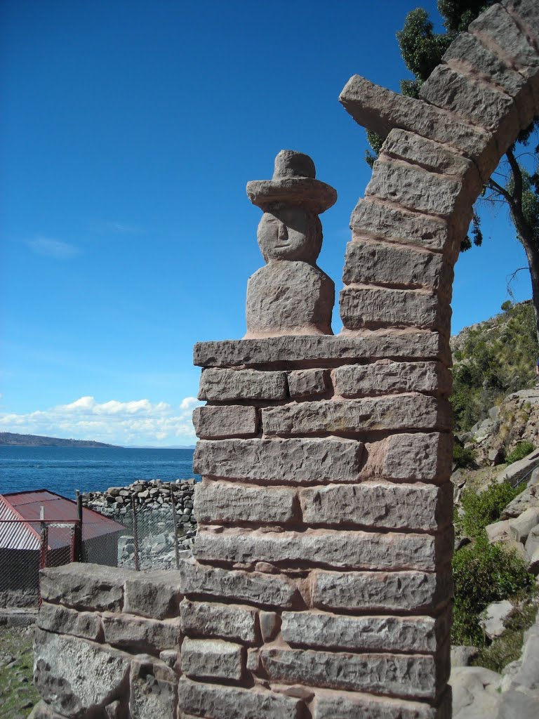 Detalle de uno de los arcos en la Isla de Taquile, Lago Titicaca by Javier Cabral