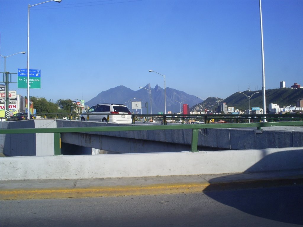 Av. Gonzalitos, cerro de la silla by luis angel medina