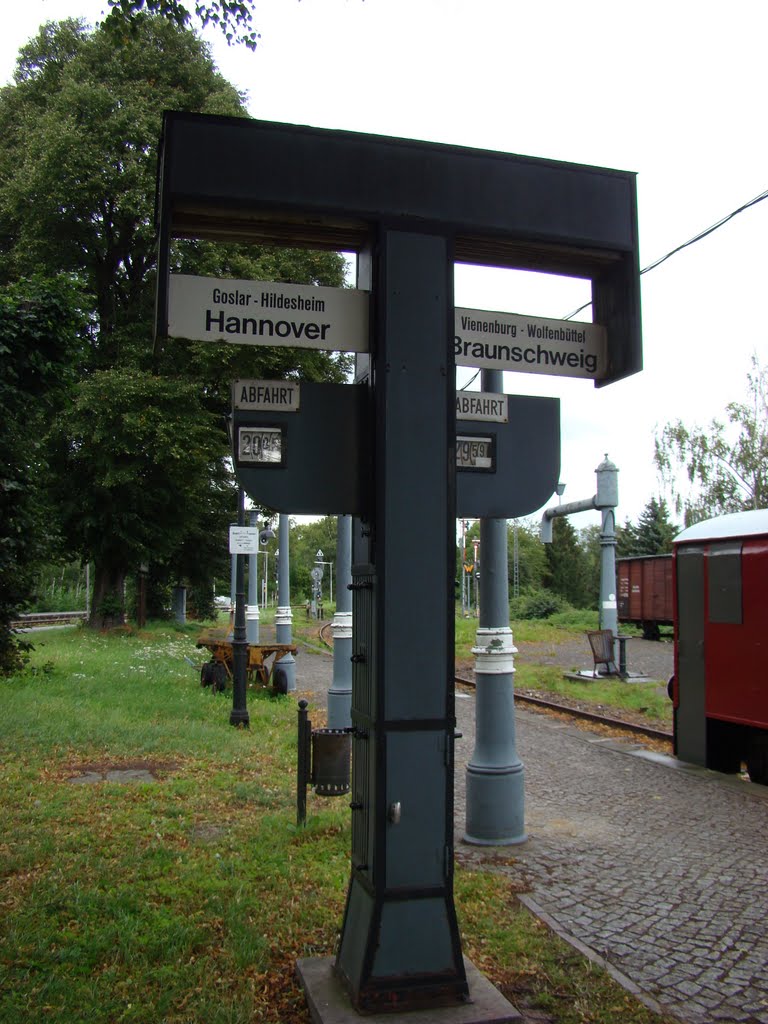 Bahnhof Vienenburg (historische Bahnhofsanzeige ) August 2011 by DortmundWestfalica