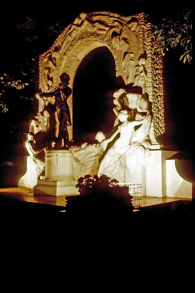 Strauss Denkmal in Stadtpark, Vienna by Fred Henstridge