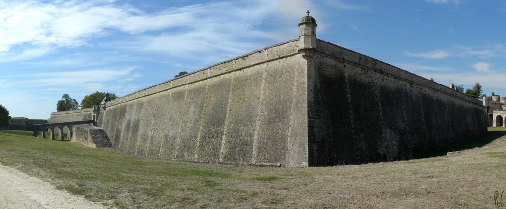 33390 Blaye, France by Roland Courtin