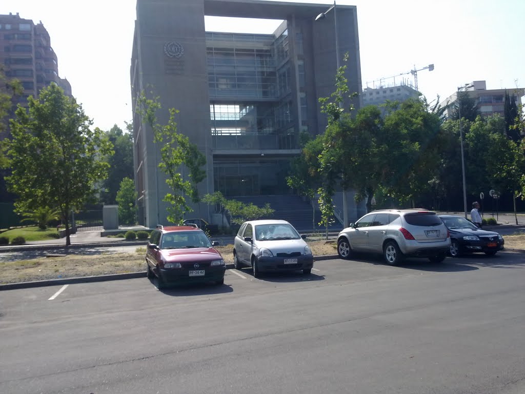 Edificio de La oficina subregional de la OIT (Organización Internacional del Trabajo) para el cono sur de América Latina, emplazado frente al parque Bicentenario en Vitacura, Santiago de Chile. by Christian Molina C.