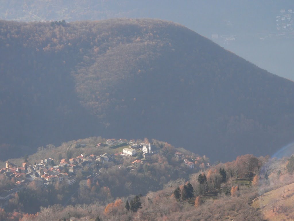 Zelbio, vista dalla dorsale del San Primo by Angelo C.