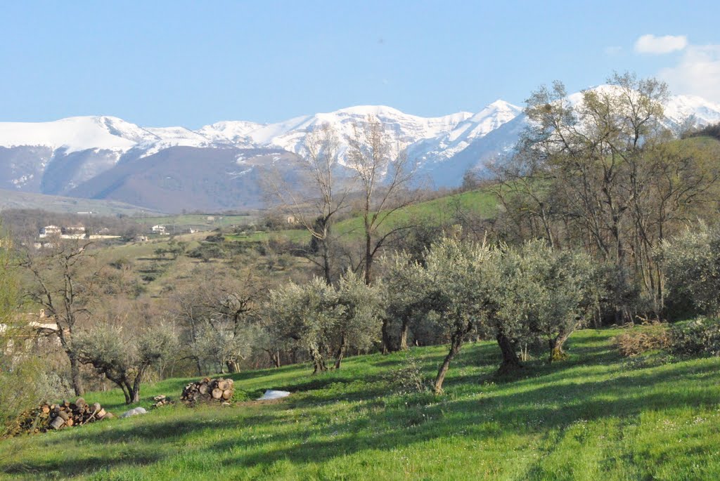 La Maiella vista da San Valentino. by Yolanda Garcia