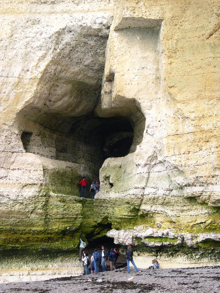 Plage du Tilleul, tunnel dans la falaise by yanific95