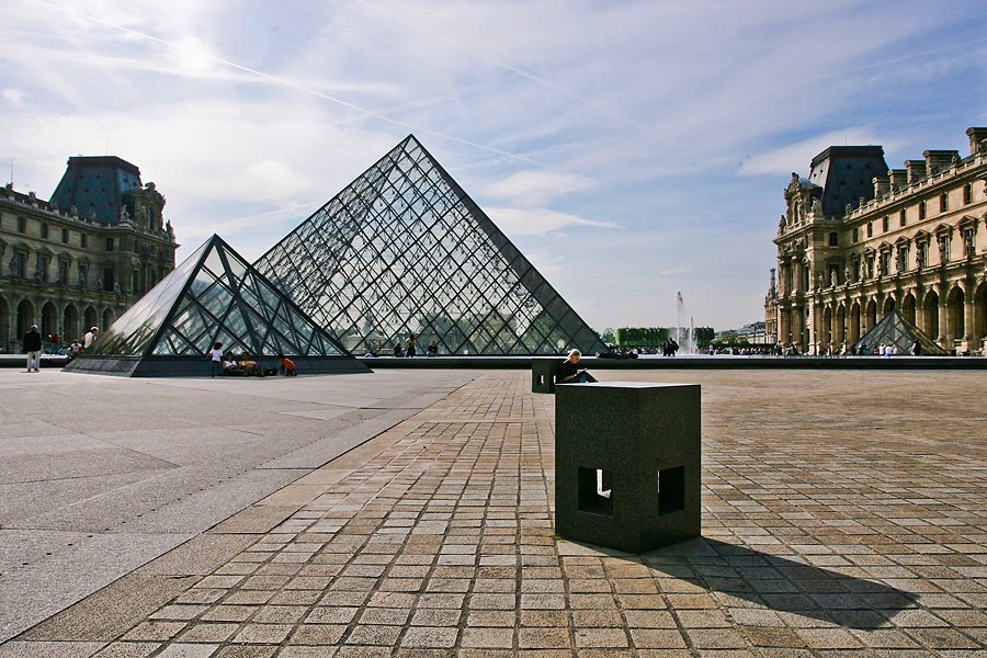 Pyramid of Louvre by www.fiskum.org