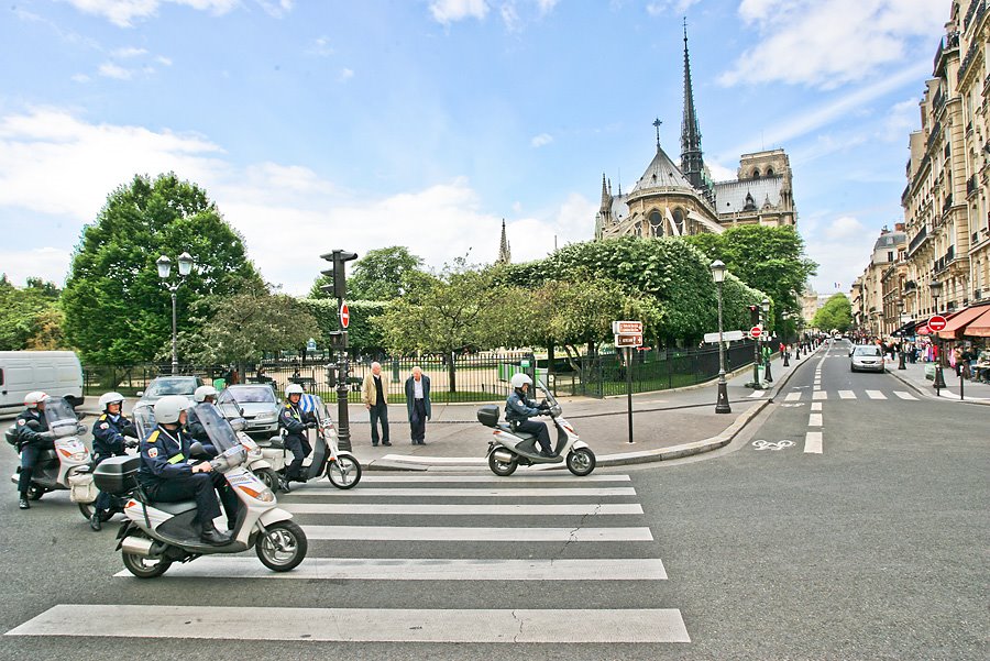 Street view of Notre Dame by www.fiskum.org