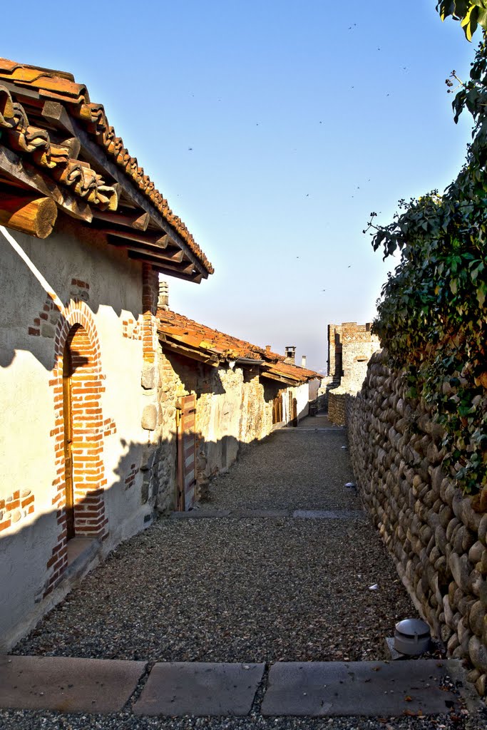 Ricetto di Candelo (BI) - Il percorso interno alle mura, verso la torre est by Giancarlo Ticozzi