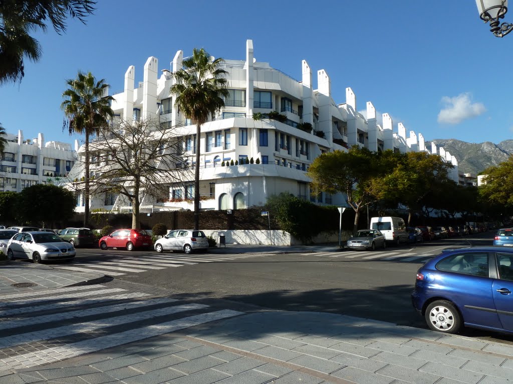 Moderno y blanco, bello by Chacon Malaga