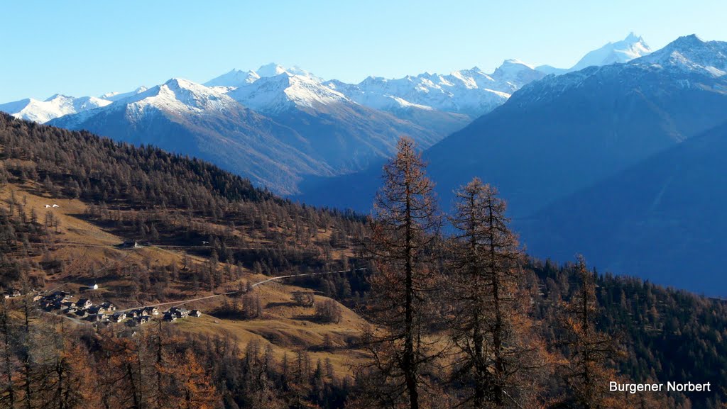 Alp Tschäemilonga im Herbst 2011. Zwei Deltafliegerpiloten warten auf den Start,der erste Pilot schwebt schon über der Alp. by Norbert Burgener