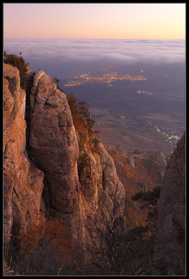 Алушта вечерняя. Alushta evening. by Mykhailo Krasnopolsk…