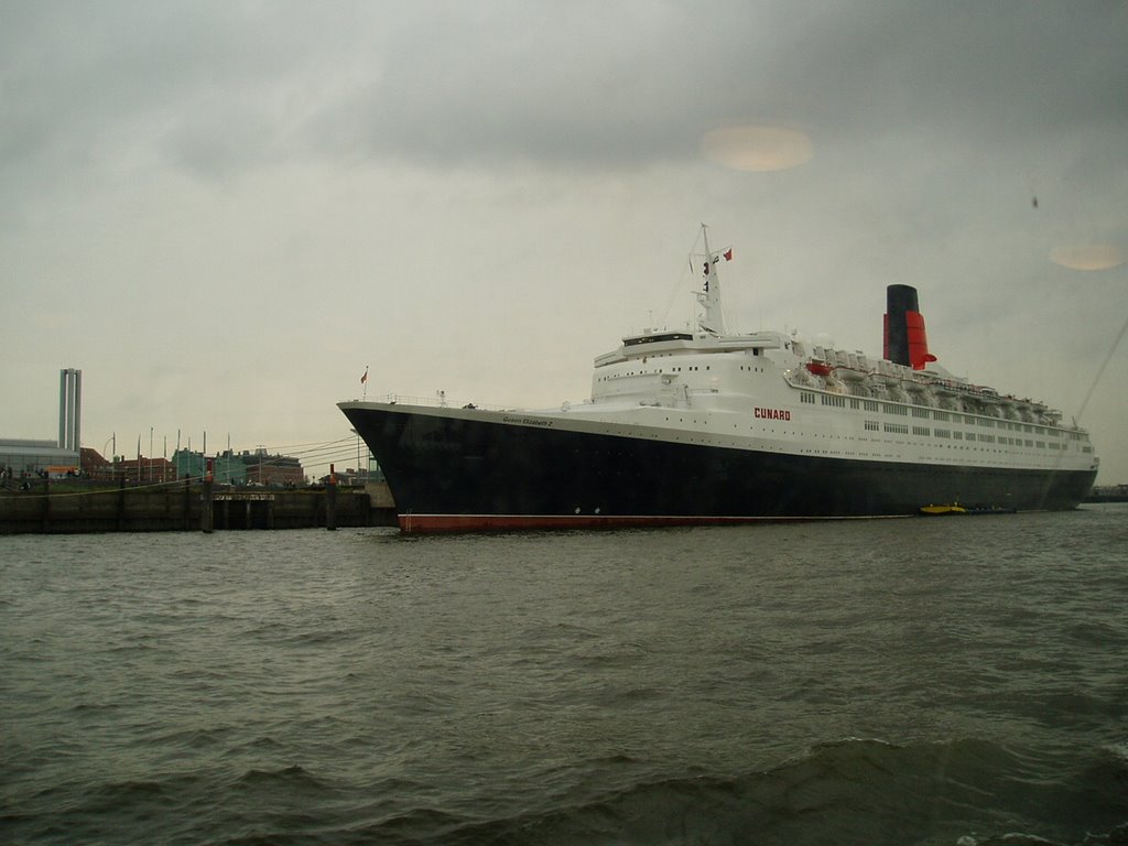 Queen Elizabeth 2 in Hamburg by Virgil Cheles