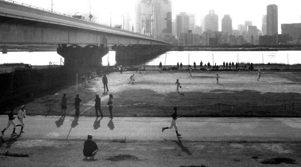 大阪 十三 淀川河畔公園 River-bank Park,Juso,Osaka,Japan. Mothers watching the game. by Percy Tai  漆園童