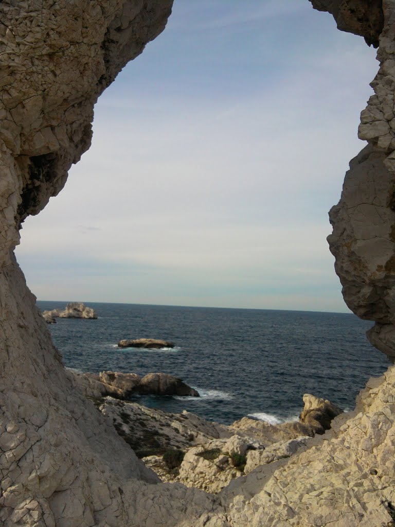 Une fenêtre sur la mer by Silvio Guindani