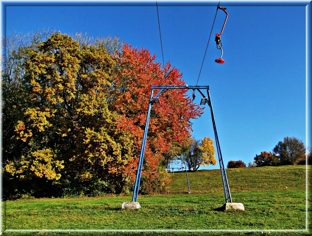 Der Skilift an einem sonnigen Herbsttag by Marianne R.