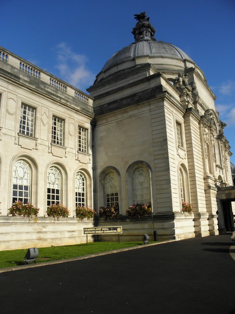 Cardiff - City Hall by Ewa Płucienniczak