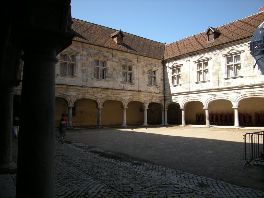 Le Palais Granvelle - cour intérieure by JP.GUYOMARD