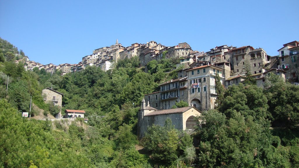 Apricale - Panorama del paese by Red Oleander