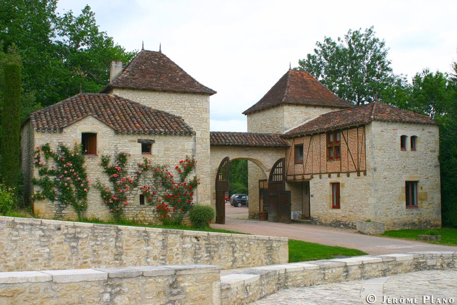 Entrée du Château Lagrezette - jeromeplano.ca by Jerome Plano