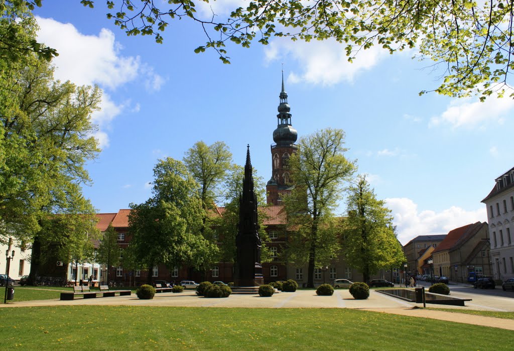 Rubenowplatz mit Denkmal und Turm der Nikolaikirche by MfKroeger