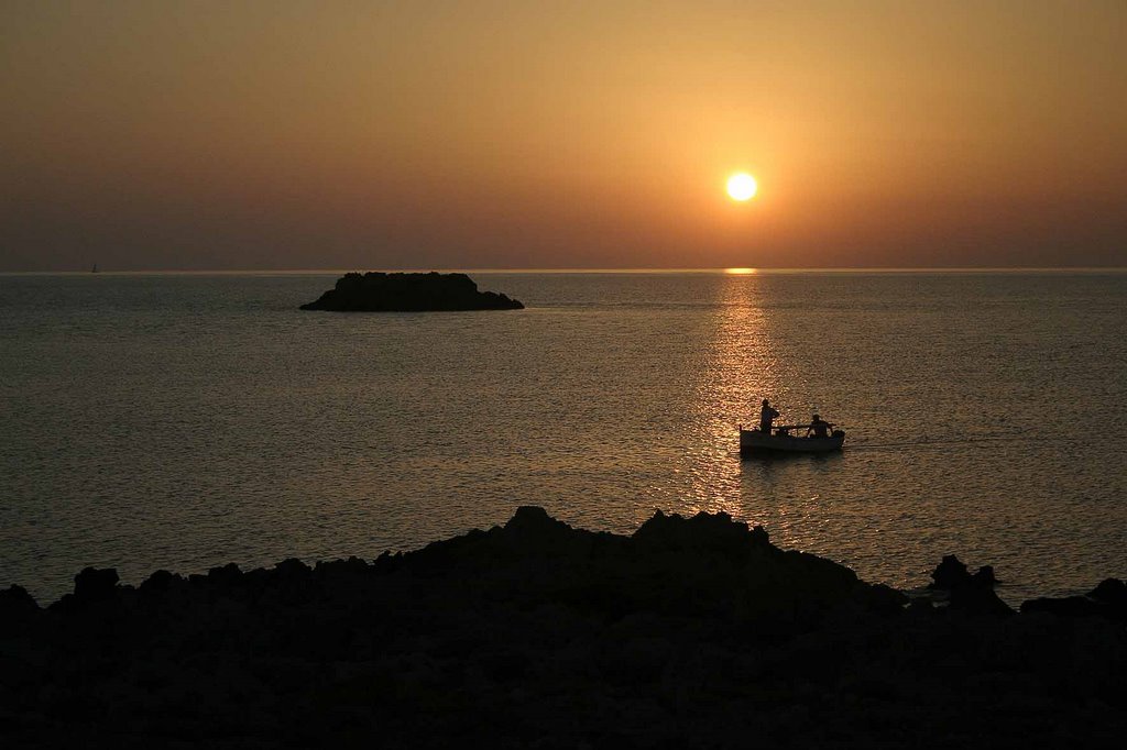 Sunset with boat by João Hernâni Tavares