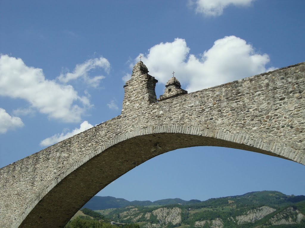 Bobbio - Il Ponte vecchio (particolare) by Red Oleander