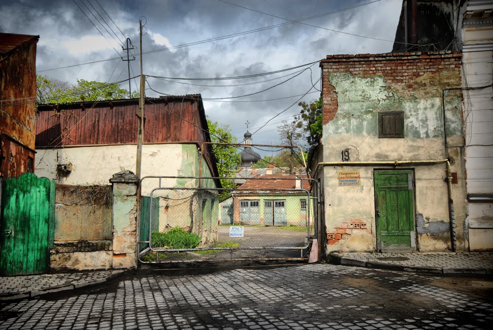 Pershotravnevyi district, Chernivtsi, Chernivets'ka oblast, Ukraine by Nick Walker