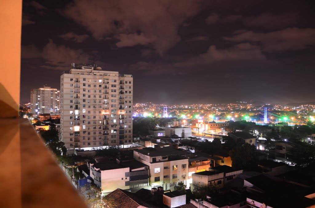 Vista noturna de Nova Iguaçu-RJ by Inacio Hara