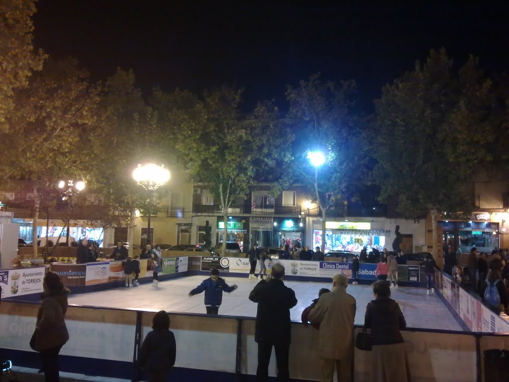 Vista de pista de patinaje de invierno en la Plaza by Albërtûs J