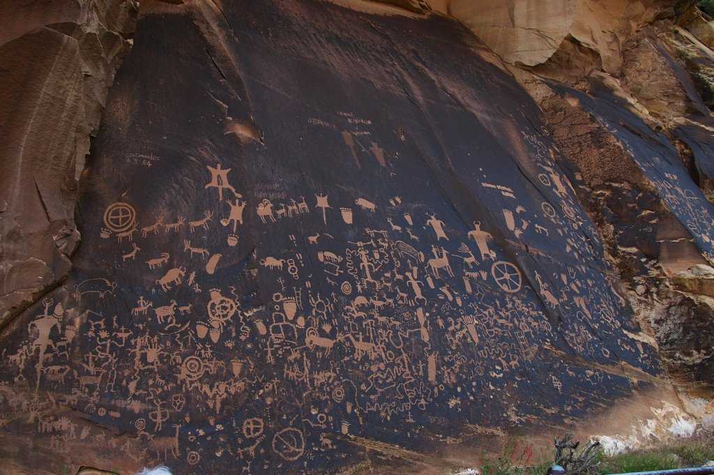 Canyonlands NP: Newspaper Rock closeup by Peter Glasmacher