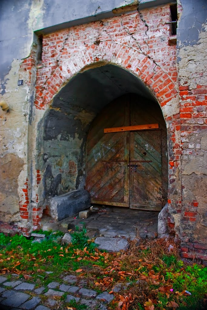 Kędzierzyn-Koźle - Zamkowa brama zabita dechami / Castle gate boarded up by Krzysztof.A. Kubicki