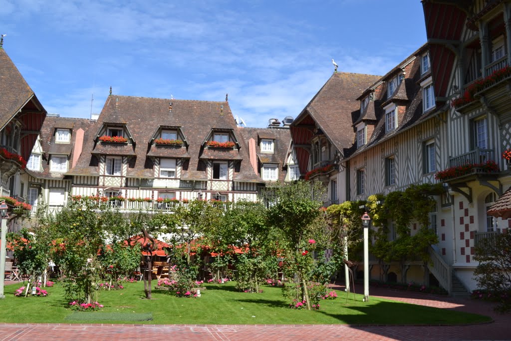 Inside the Royal Barrière Hôtel by tsingou