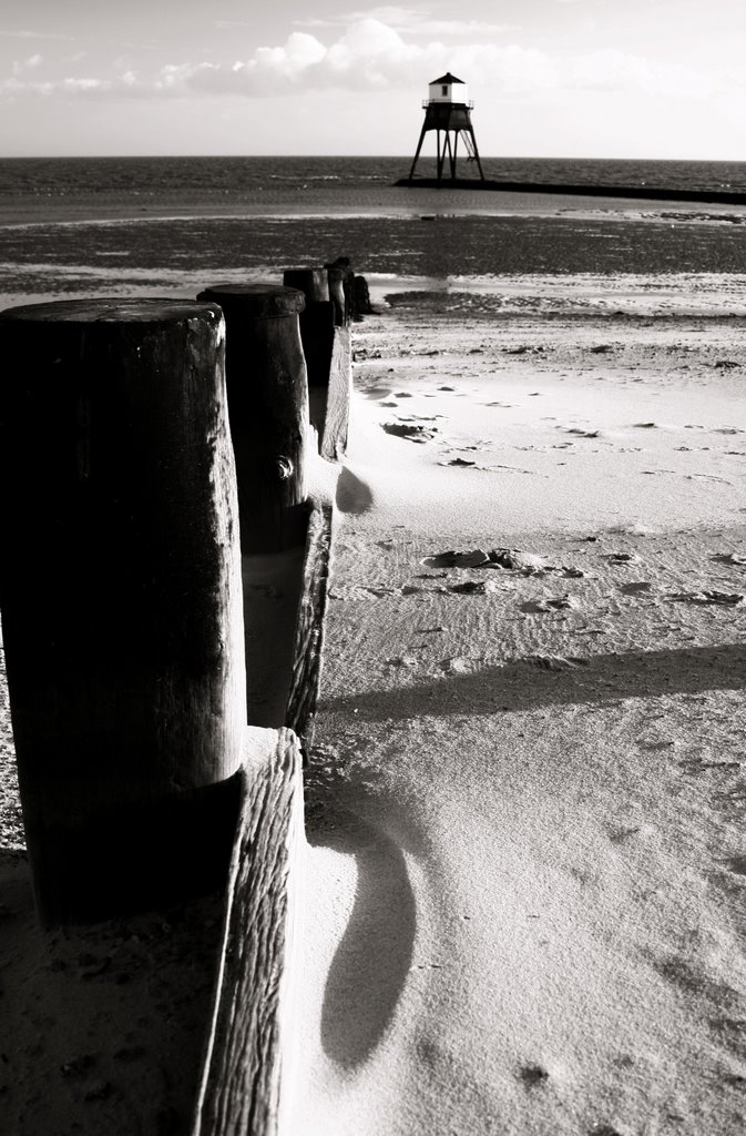 Harwich beach & lighthouse by Pixelpusher