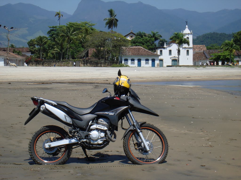 MOTOCICLETA EM PENÍNSULA NA PRAIA DA TERRA NOVA by bruceleezao