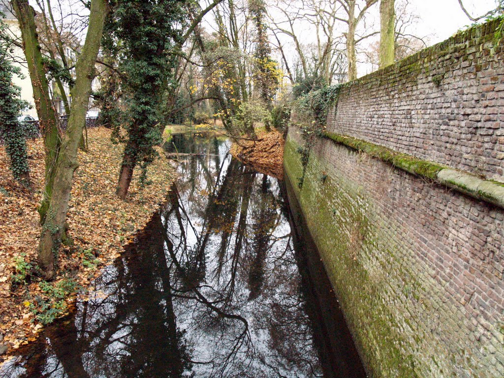 Spee'scher Graben in der nahe mauer der Garten des Stadtmuseum, Düsseldorf by Gorka Aranzabal