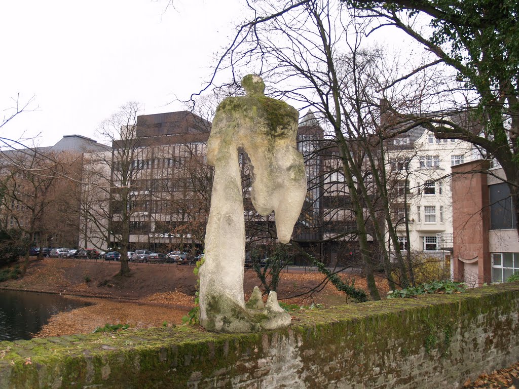 Skulptur·III, Garten des Stadtmuseum. Düsseldorf by Gorka Aranzabal